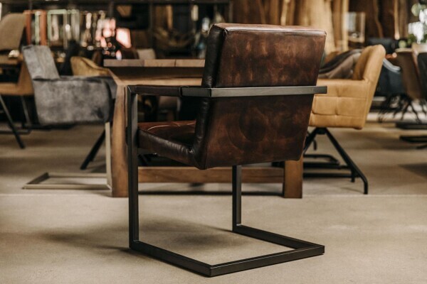 Chaise cantilever avec rembourrage en cuir véritable