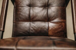 Détail de l'assise de la chaise oscillante en cuir véritable