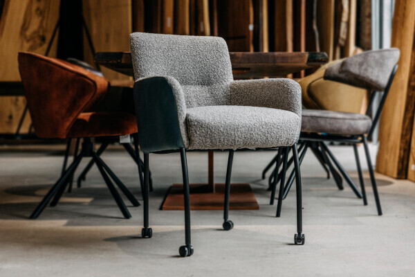 Chaise à roulettes en combinaison cuir et textile...