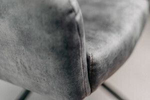 Chaise rembourrée grise avec détail accoudoir