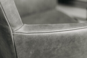 Image détaillée de la chaise avec accoudoirs en cuir