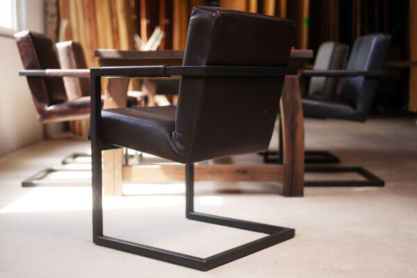 Chaise en cuir ergonomique avec accoudoirs et cadre robuste en acier
