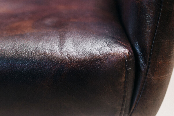 Gros plan de l'assise de la chaise en cuir véritable