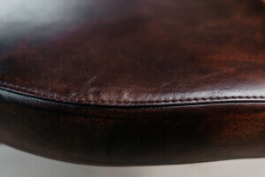 Vue détaillée de la chaise rembourrée en cuir véritable - Couture