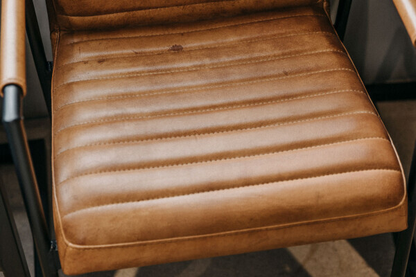 Détail de la chaise en cuir de buffle avec capitonnage sur l'assise