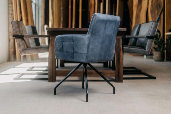 Chaise en cuir de buffle pivotante avec structure en acier