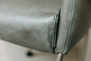 Image détaillée chaise rembourrée en cuir de buffle