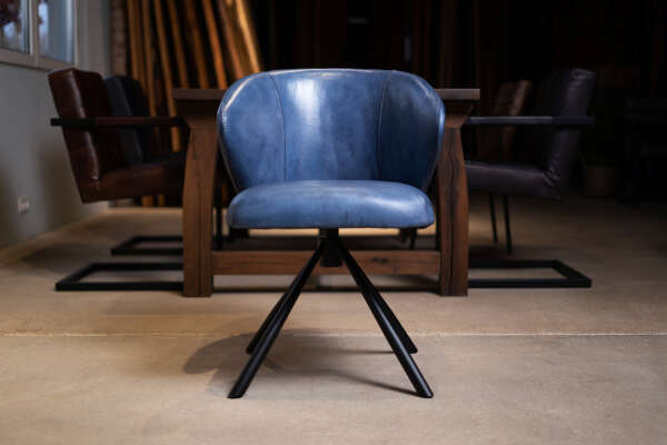 Chaise pivotante en cuir de buffle pour salle &agrave;...