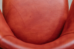 Vue détaillée de la chaise rembourrée en cuir de buffle