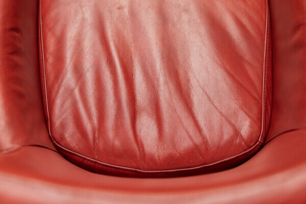Détail de la chaise en cuir rouge rembourrée coque