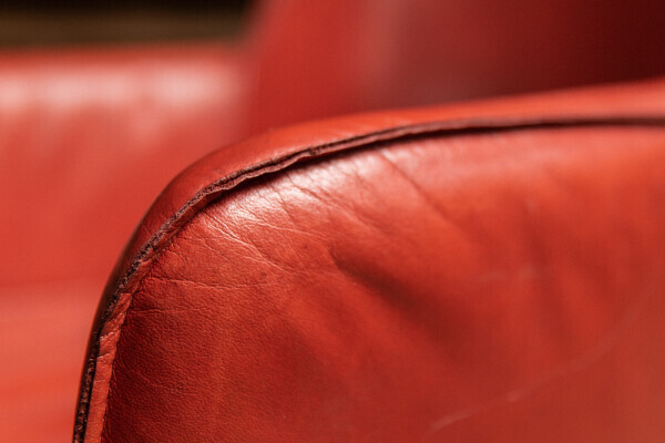 Vue détaillée du fauteuil en cuir de buffle rouge