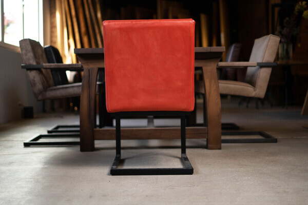 Chaise oscillante avec assise rembourrée rouge