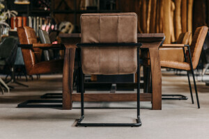 Chaise en cuir avec structure en acier