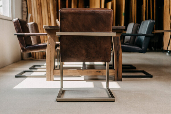 Chaise cantilever exclusive en cuir avec accoudoirs et cadre en acier