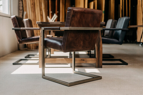 Chaise de salle à manger design avec revêtement en cuir marron