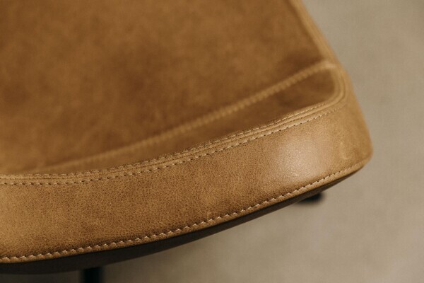 Vue détaillée de la coque de la chaise pivotante en cuir véritable