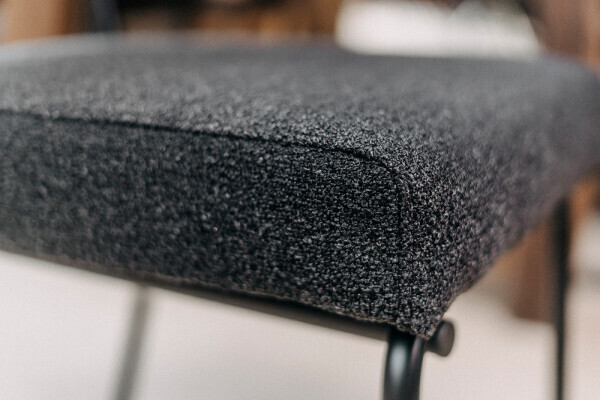 Gros plan sur le coussin d'assise d'une chaise de cuisine moderne en tissu