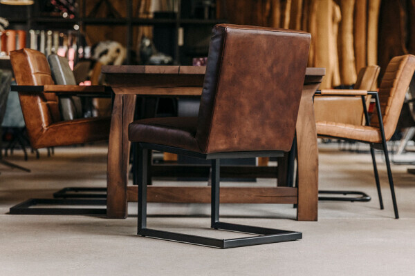 Chaise en cuir véritable avec structure métallique industrielle