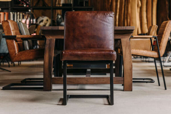 Design industriel Chaise cantilever en cuir Debra