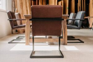 Chaise cantilever haut de gamme en cuir avec accoudoirs et cadre en acier noir