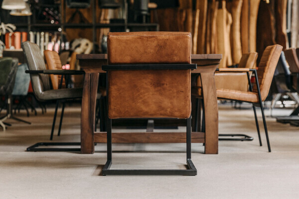 Chaise cantilever en cuir avec structure en acier