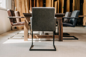 Chaise cantilever contemporaine avec un cadre en acier carré robuste, conçue de manière ergonomique.