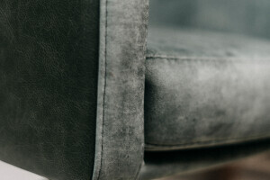 détaillée de la couture à la transition entre le tissu et le cuir sur une chaise pivotante de salle à manger