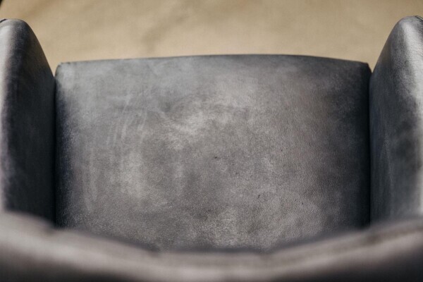 Vue détaillée de la chaise coque en cuir véritable
