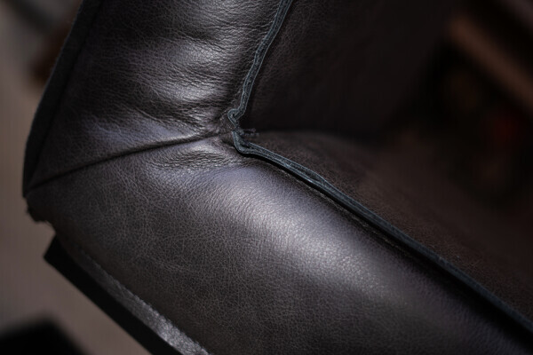 Vue détaillée de la chaise rembourrée en cuir véritable