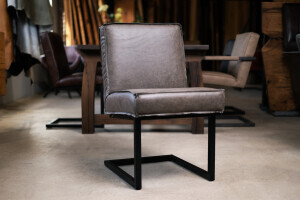 Chaise en cuir véritable grise avec structure en acier noir