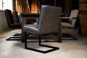 Vue latérale chaise en cuir véritable cantilever