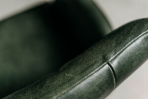 Vue détaillée de la chaise coque en cuir