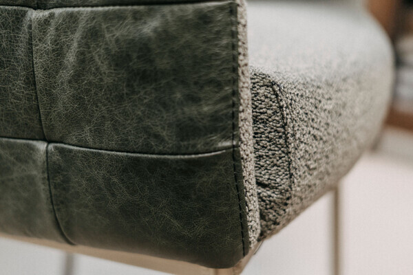 Prise de vue détaillée de la combinaison de matériaux en cuir et en tissu sur l'extérieur d'une chaise coque moderne