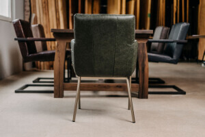 Chaise coque élégante et confortable avec suspension à ressorts ondulés, revêtement en tissu et en cuir, ainsi que des pieds solides en acier