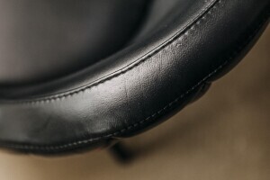 détail de la couture de la coque de chaise en cuir véritable