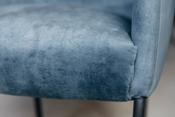 Chaise rembourrée coque en cuir et velours détail