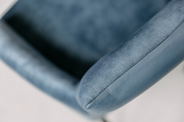 Vue détaillée de la matière de la chaise coque en velours et cuir