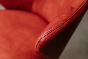 Chaise coque avec accoudoir haut détail en cuir