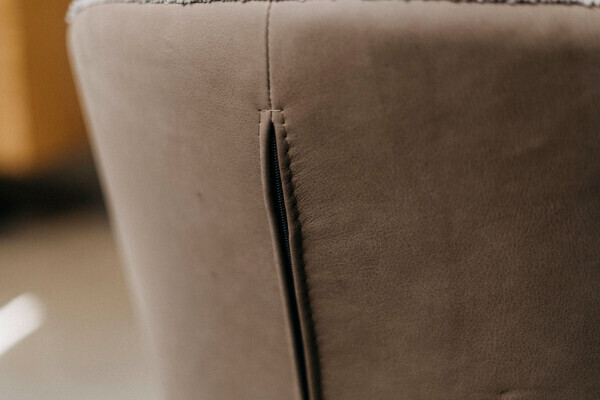 Chaise à coque avec dossier en cuir zippé