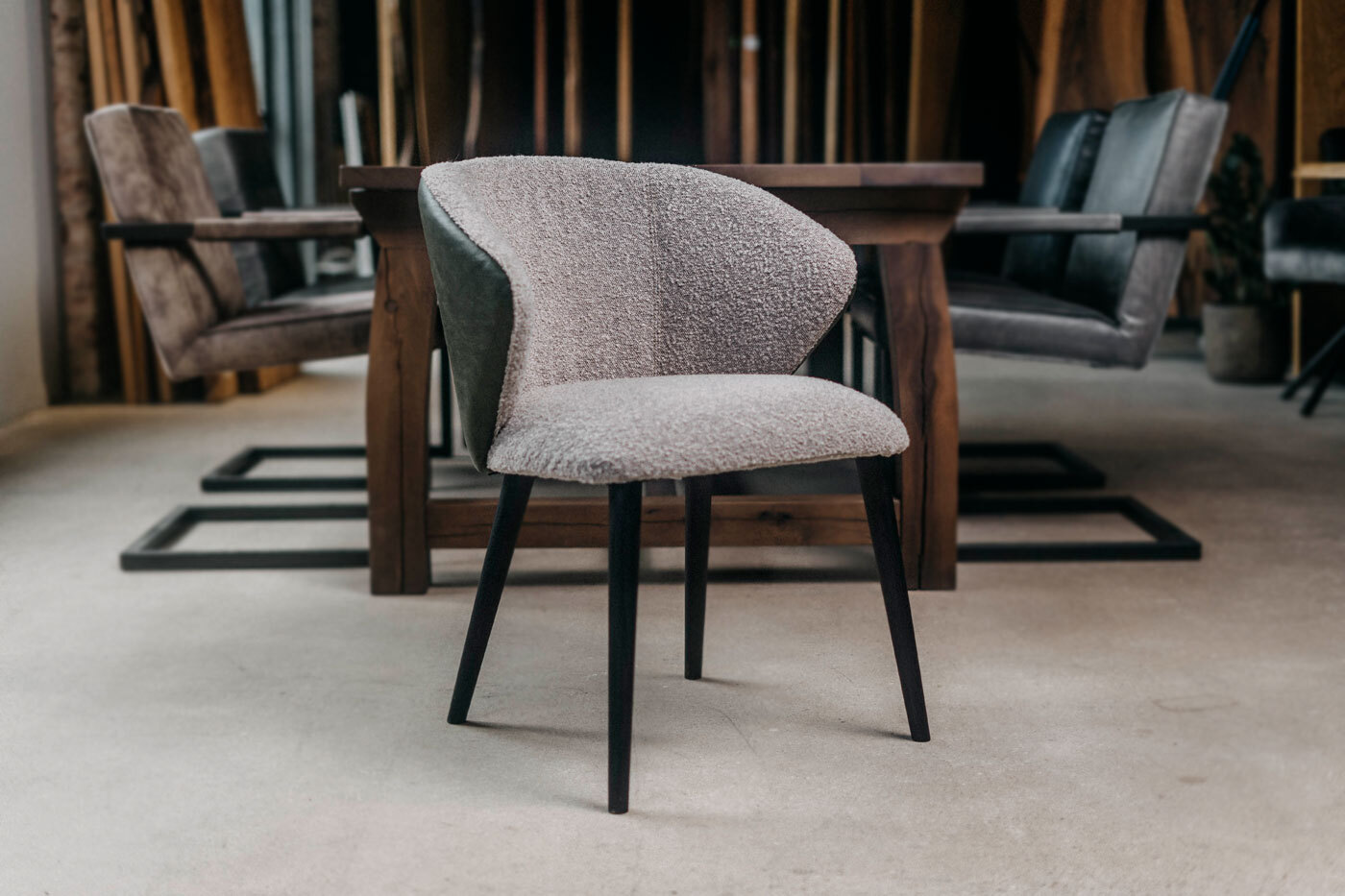 Chaise coque avec pieds en bois, cuir et textile Jane-H