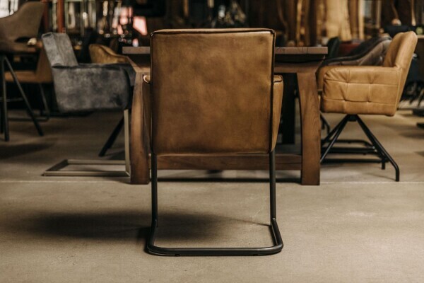 Chaise en cuir avec structure cantilever en tube d'acier