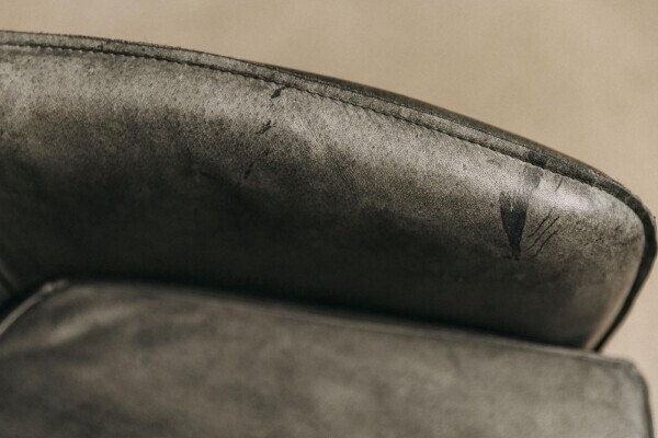 Chaise oscillante en cuir de buffle avec accoudoirs  photo de détail