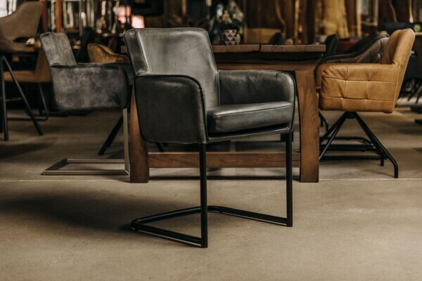 Chaise oscillante en cuir véritable avec structure en acier