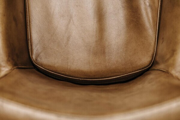 Coque d'assise rembourrée en cuir véritable  détail