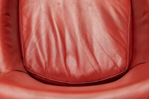 Détail de l'assise en cuir de buffle rouge