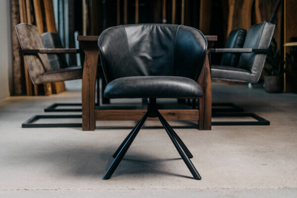 Chaise coque pivotante avec structure en acier noir
