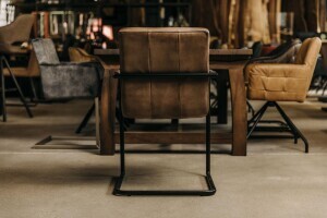 Chaise en cuir confortable avec structure cantilever en tube d'acier