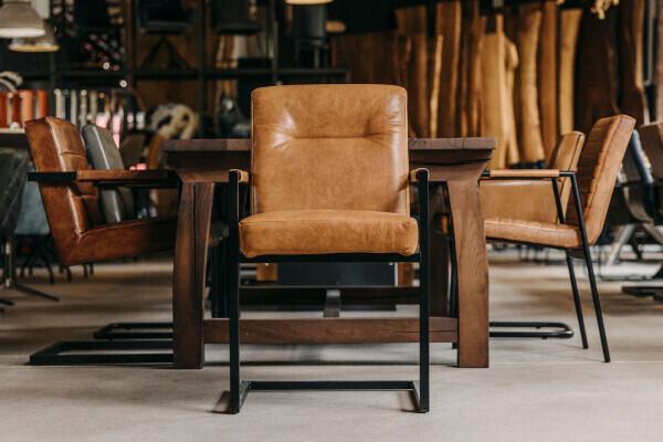Chaise moderne en cuir avec accoudoirs
