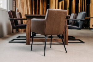 Chaise design avec assise élégante en cuir et tissu