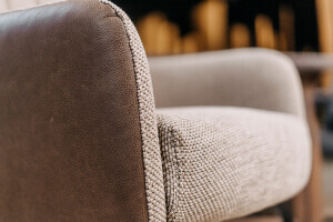 Détail de la chaise avec accoudoir en cuir et textile